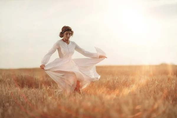 Portrait of a beautiful girl in a dress at sunset — Stock Photo, Image