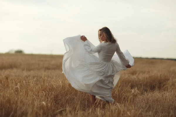 Девушка в белом платье выпадает наружу — стоковое фото