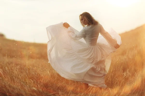 Retrato de una hermosa chica en un vestido al atardecer — Foto de Stock