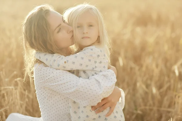 Flickan är med sin mamma i fältet hösten — Stockfoto