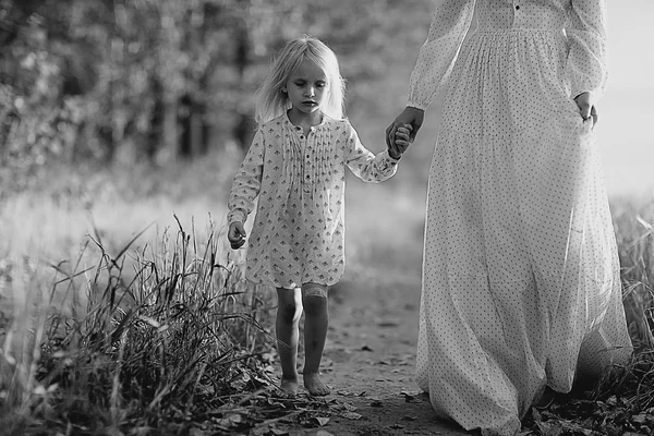 Girl is with her mother in the autumn field — Stock Photo, Image