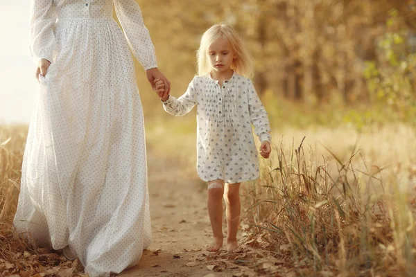 Meisje is met haar moeder in de herfst veld — Stockfoto