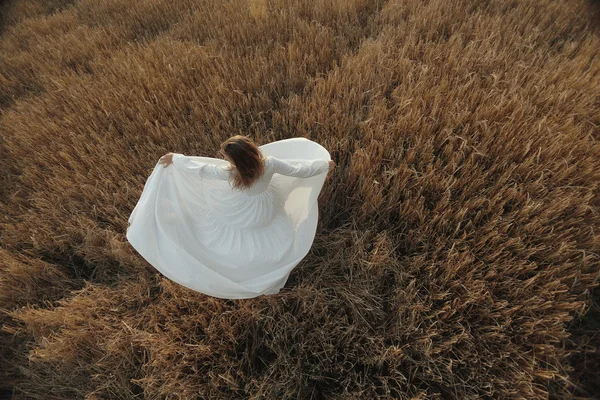 Ritratto di una bella ragazza in abito al tramonto — Foto Stock