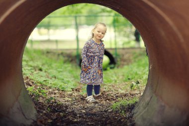 parkta bir yürüyüş için küçük kız