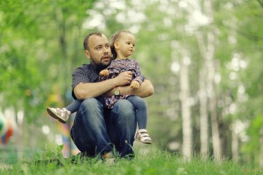 Baba ile kızı parkta yürüyor