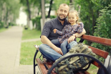 Baba ile kızı parkta yürüyor