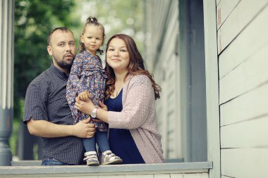 Baba ve anne ve genç kızı