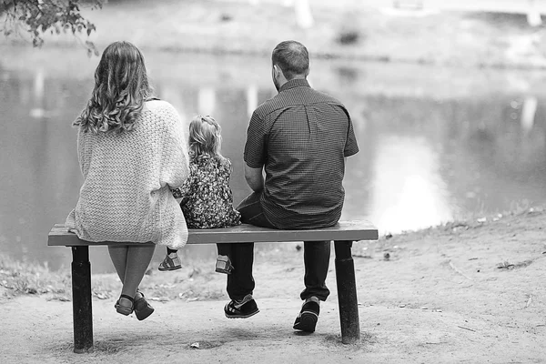 Moeder en jonge dochter en papa — Stockfoto