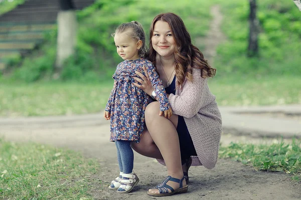 Mamma och dotter i parken en ung familj — Stockfoto