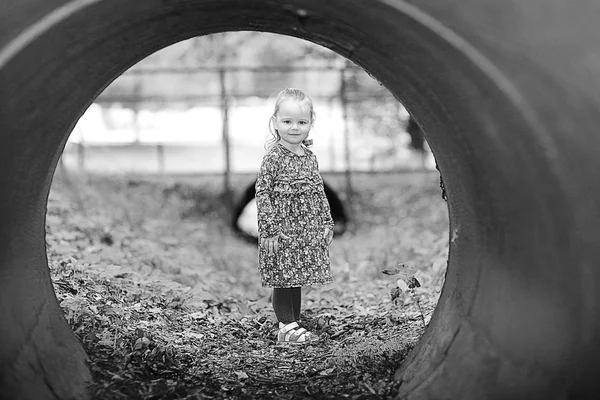 Dziewczynka na spacer w parku — Zdjęcie stockowe