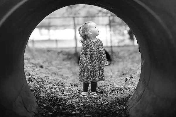 公園の散歩の女の子 — ストック写真