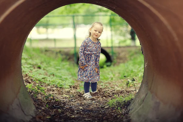 Menina para um passeio no parque — Fotografia de Stock