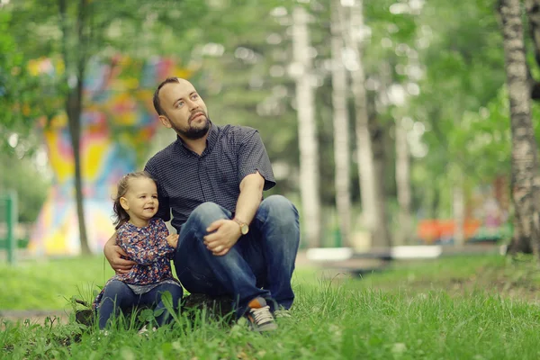 Tata idzie z córką w parku — Zdjęcie stockowe