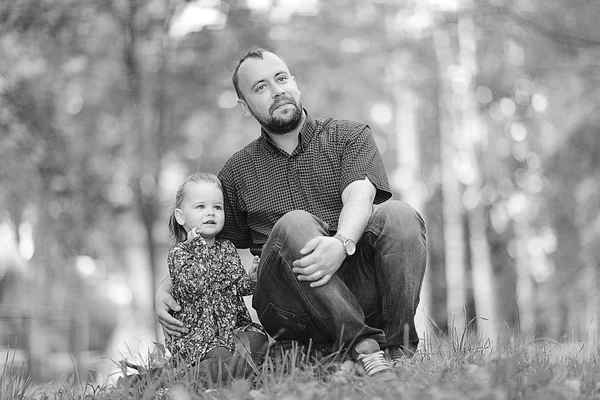 Dad walks with her daughter in the park — Stock Photo, Image