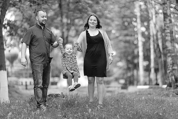 Mom and daughter in the park a young family — Stock Photo, Image