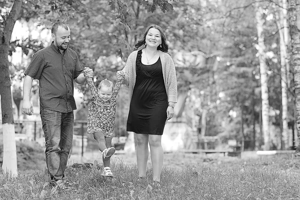 Mom and daughter in the park a young family — Stock Photo, Image