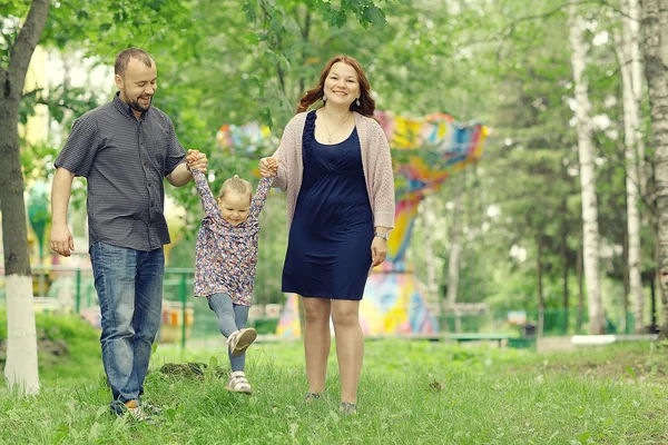 Mama i córka w parku młodej rodziny — Zdjęcie stockowe