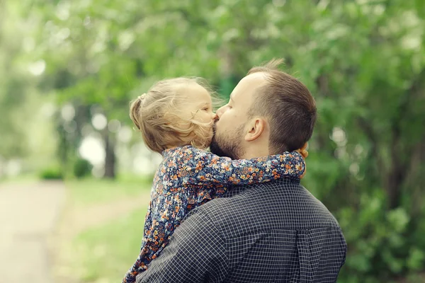 Papà cammina con sua figlia nel parco — Foto Stock