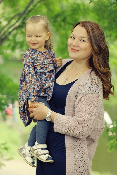 Mamá e hija en el parque una familia joven — Foto de Stock