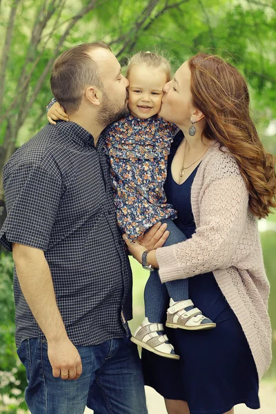 Mãe e jovem filha e pai — Fotografia de Stock