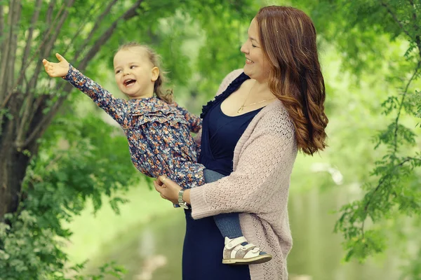 Mamma e figlia nel parco una giovane famiglia — Foto Stock