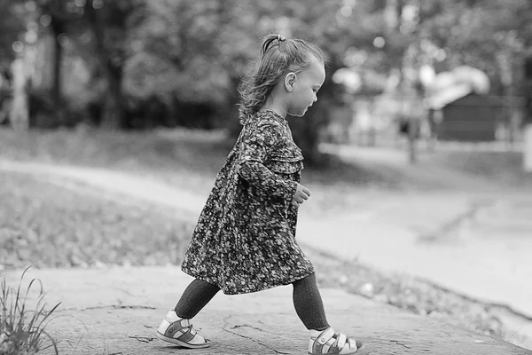 Little girl for a walk in the park — Stock Photo, Image