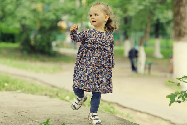 小女孩在公园里散步 — 图库照片