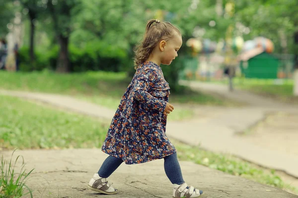 Menina para um passeio no parque — Fotografia de Stock