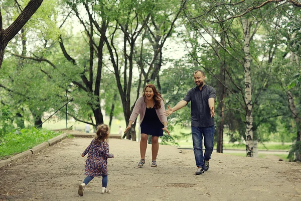 Mom and young daughter and dad — Stock Photo, Image