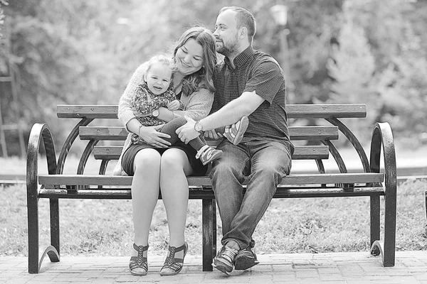 Mamma e giovane figlia e papà — Foto Stock