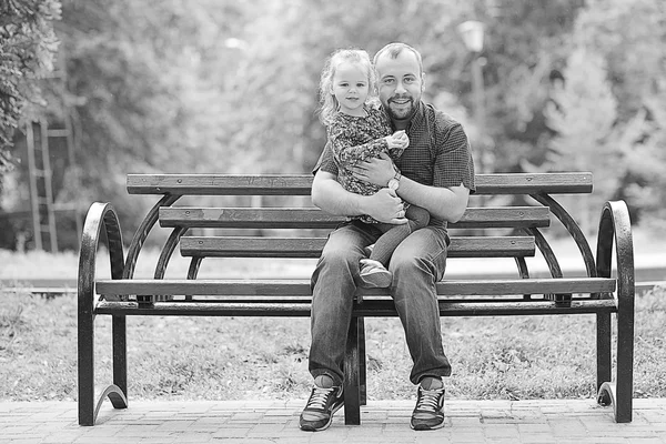 Papá camina con su hija en el parque — Foto de Stock