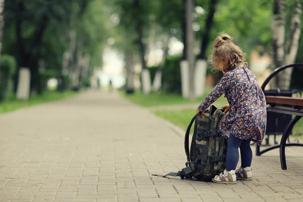 Liten flicka för en promenad i parken — Stockfoto