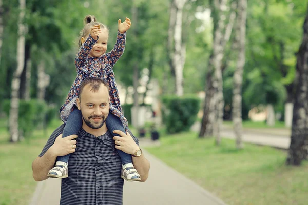 Pai viaja com sua filha — Fotografia de Stock