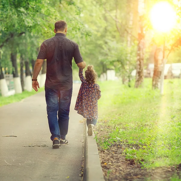 Papà cammina con sua figlia nel parco — Foto Stock