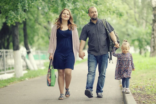 Mamma e giovane figlia e papà — Foto Stock