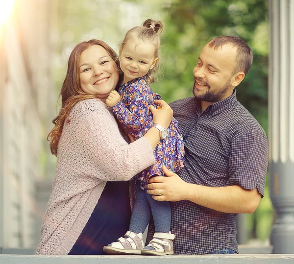 Mamma e giovane figlia e papà — Foto Stock