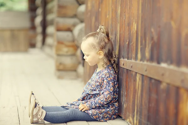 Маленькая девочка для прогулки в парке — стоковое фото