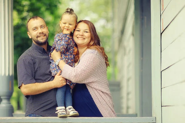 Mamá y joven hija y papá — Foto de Stock