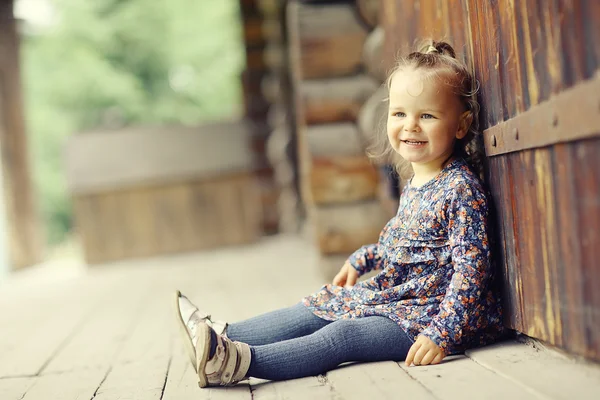 Petite fille pour une promenade dans le parc — Photo