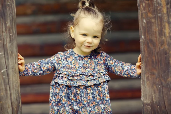 Маленькая девочка для прогулки в парке — стоковое фото
