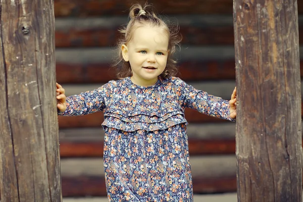 Kleines Mädchen für einen Spaziergang im Park — Stockfoto