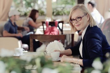 Orta yaşlı kadın portresi yaz