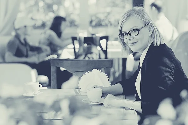 Mulher de negócios em um café — Fotografia de Stock