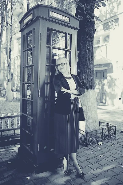 Woman in phone box london — Stock Photo, Image