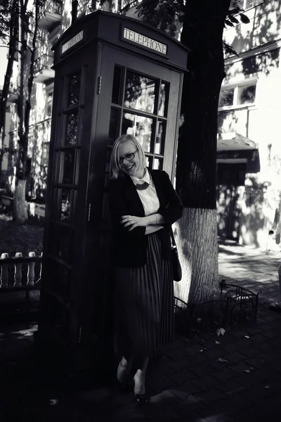 Kvinna på telefon box london — Stockfoto