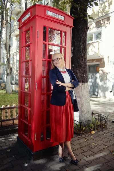Женщина у телефонного ящика в Лондоне — стоковое фото
