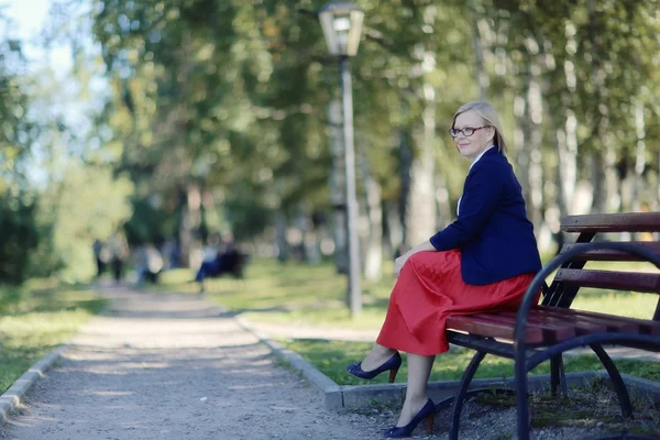 Porträtt av en tjock kvinna i ett företag utanför — Stockfoto