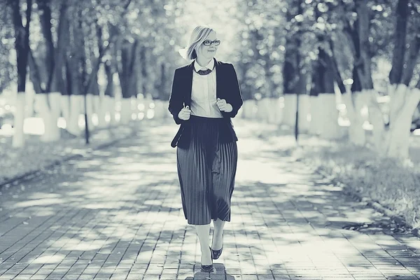 Portrait of business woman in suit — Stock Photo, Image