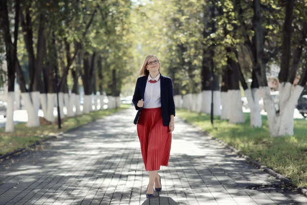 Business woman in park — Stock Photo, Image