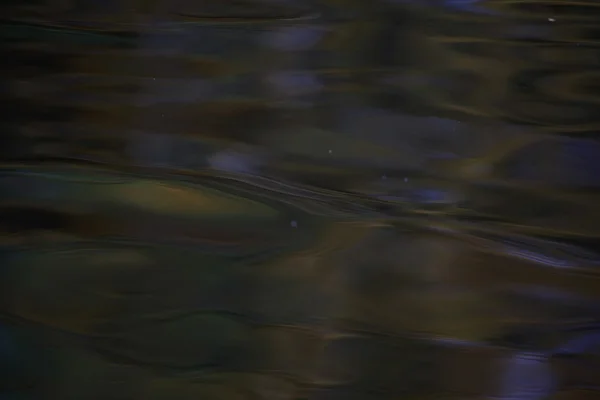 Texture d'une eau sombre d'automne dans la rivière — Photo